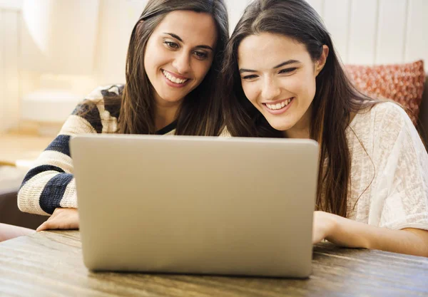 Teman-teman perempuan menggunakan laptop — Stok Foto