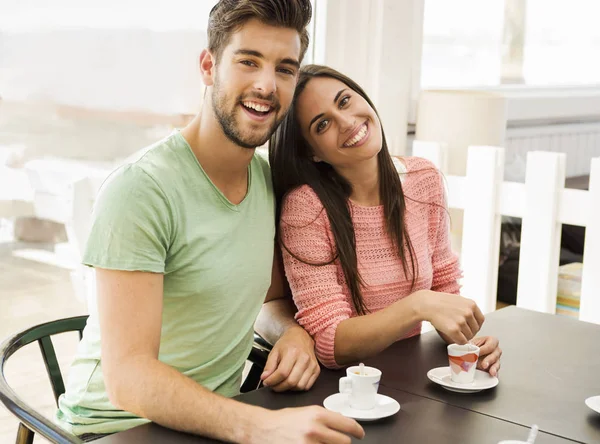 Pareja bebiendo café — Foto de Stock