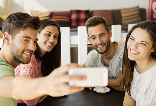 Φίλοι λαμβάνοντας selfie — Φωτογραφία Αρχείου