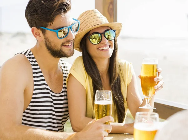 Couple drinking beer — Stock Photo, Image