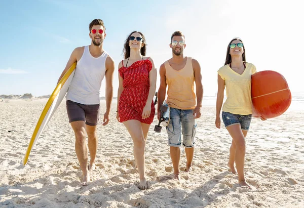Friends walking with surfboards — Stock Photo, Image