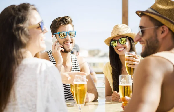 Bira içen arkadaşlar