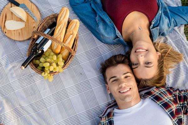 Par liggande med bröd och vin — Stockfoto