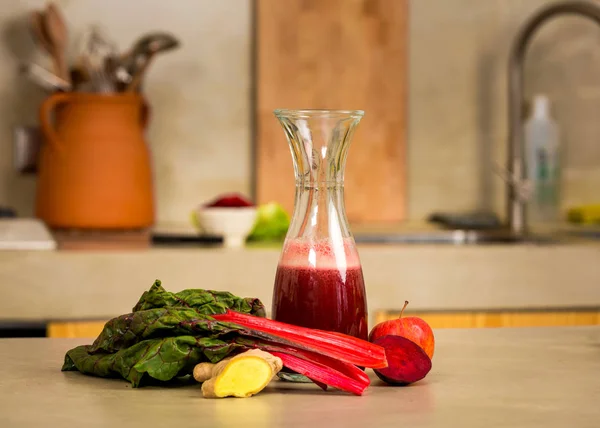 Tarro de vidrio de jugo rojo — Foto de Stock