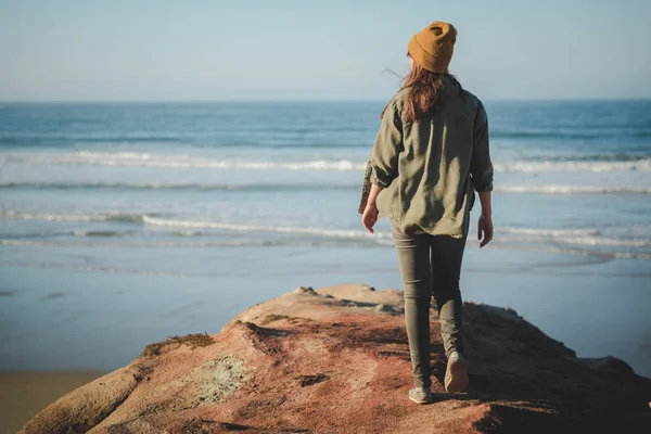 Woman walking over cliff — Stock Photo, Image