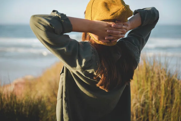 Woman walking over cliff — Stock Photo, Image