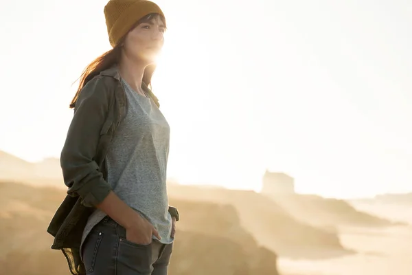 Woman walking over cliff — Stock Photo, Image