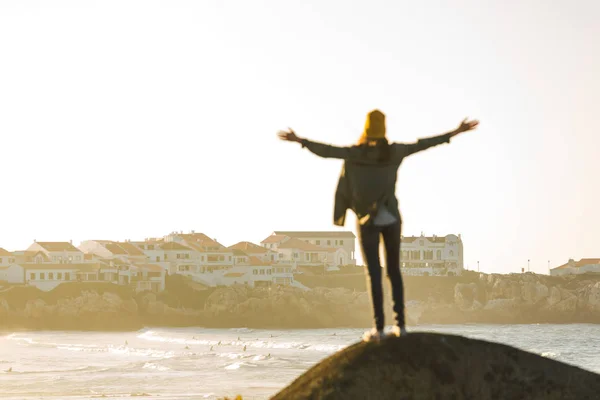 Woman walking over cliff — Stock Photo, Image