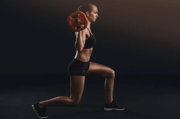 Young woman lifting weights — Stock Photo, Image