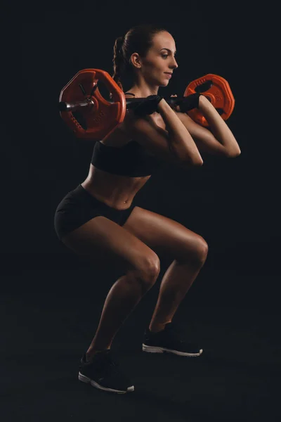 若い女性の持ち上がる重量 — ストック写真