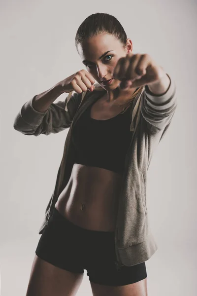 Donna che pratica kickboxing — Foto Stock