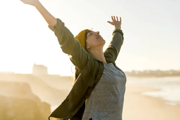 Vrouw lopen over klif — Stockfoto