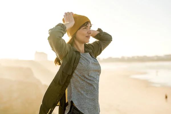 Woman walking over cliff — Stock Photo, Image