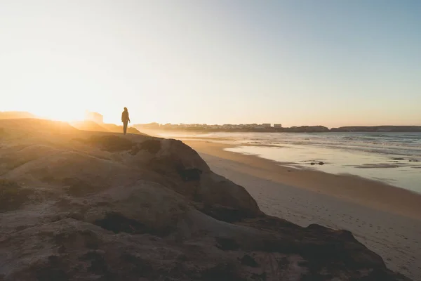 Woman walking over cliff — Stock Photo, Image