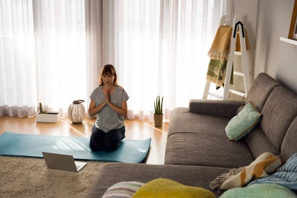 Kvinde laver yoga - Stock-foto