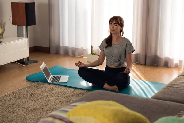 Mujer haciendo yoga —  Fotos de Stock