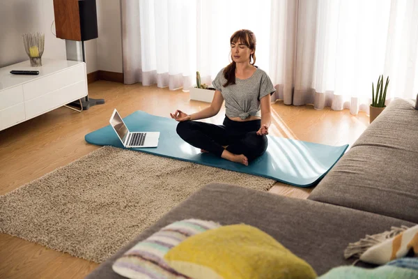 Mujer haciendo yoga —  Fotos de Stock