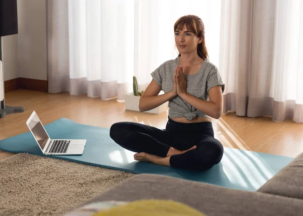 Mujer haciendo yoga —  Fotos de Stock