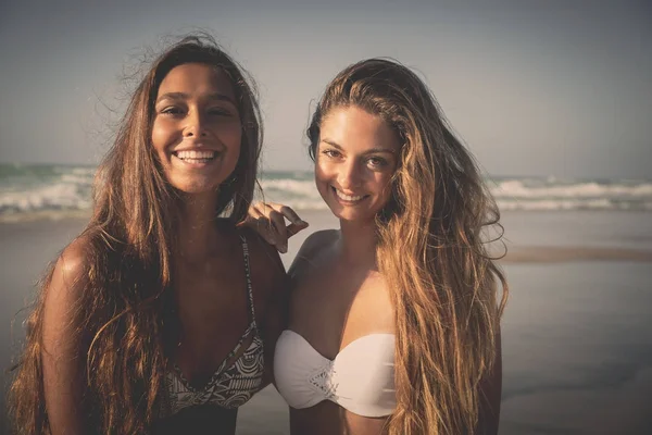 Two women posing on beach — Stock Photo, Image