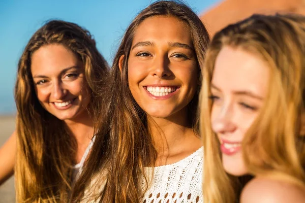 Tre kvinnor poserar på kamera — Stockfoto