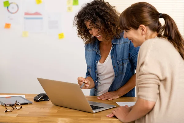 Mulheres de negócios trabalhando juntas no laptop no escritório — Fotografia de Stock