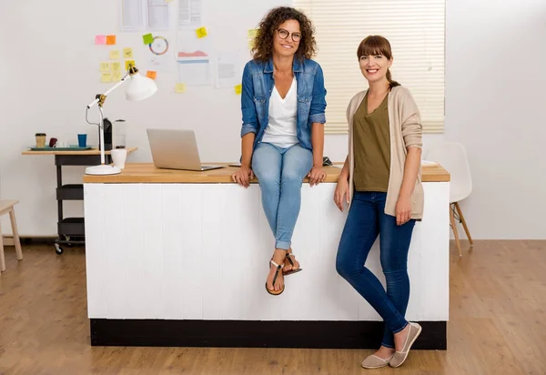 Mulheres de negócios posando juntas no escritório — Fotografia de Stock