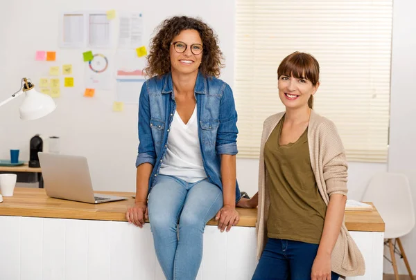 Бізнес-леді позують разом в офісі — стокове фото