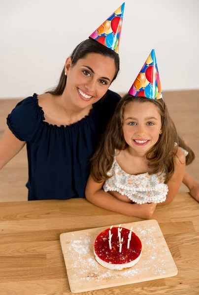 엄마와 딸 생일 케이크 앞 — 스톡 사진