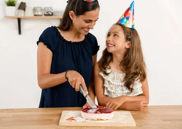 Mãe e filha cortando bolo de aniversário — Fotografia de Stock