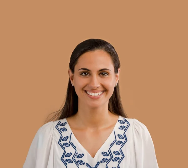 Nainen valkoisessa puserossa hymyilee kameralle — kuvapankkivalokuva