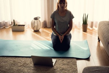 evde Yoga egzersiz yapıyor kadın