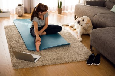 köpekle kadının yapması uzanır