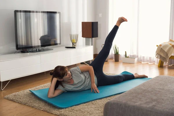 Frau macht Yoga-Übungen zu Hause — Stockfoto