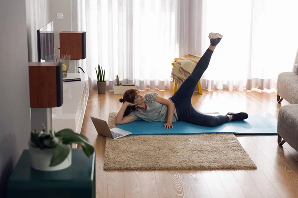 Mujer haciendo ejercicio de yoga en casa —  Fotos de Stock