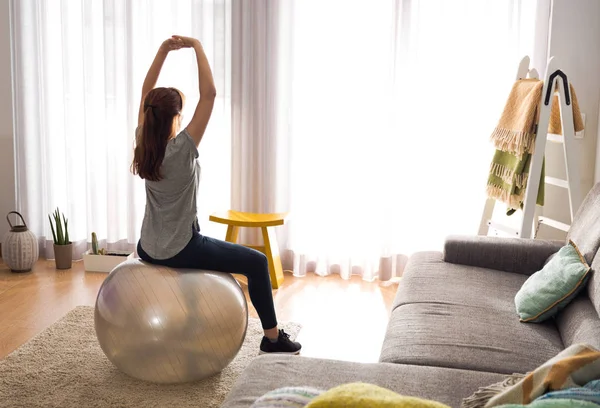 Kvinde laver yoga motion derhjemme - Stock-foto