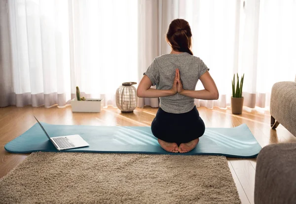 Žena, která dělá jóga cvičení doma — Stock fotografie