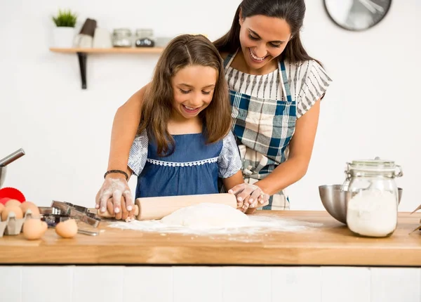 Anne ve kızı bir pasta yapmak için öğrenme — Stok fotoğraf