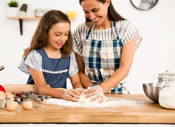 Mor og datter lære at lave en kage - Stock-foto