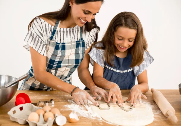 Mãe e filha aprendendo a fazer um bolo — Fotografia de Stock