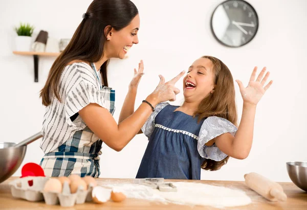 Mãe e filha aprendendo a fazer um bolo — Fotografia de Stock