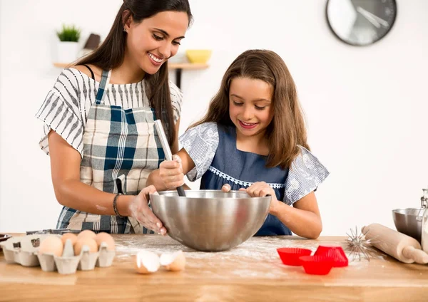 Anne ve kızı bir pasta yapmak için öğrenme — Stok fotoğraf