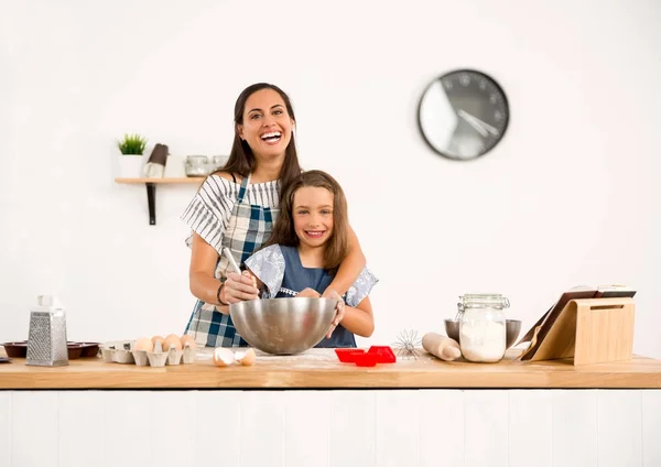 Mãe e filha aprendendo a fazer um bolo — Fotografia de Stock