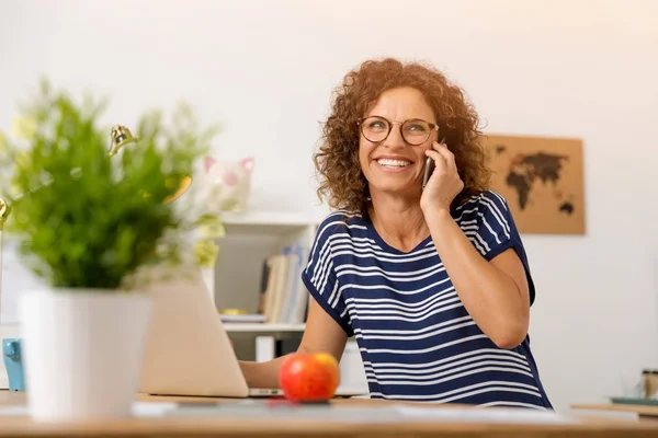 Mulher no escritório fazendo um telefonema — Fotografia de Stock