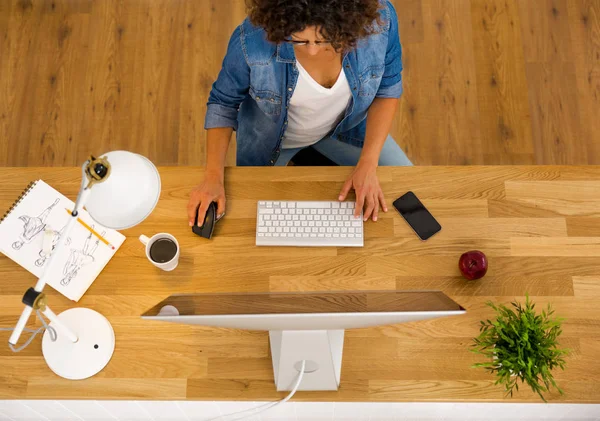 Geschäftsfrau arbeitet im Büro — Stockfoto