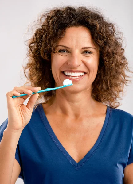 Vrouw haar tanden poetsen — Stockfoto