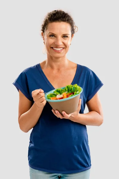 Kvinna äter hälsosam sallad — Stockfoto