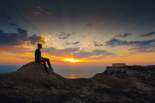 Uomo con skate board al tramonto — Foto Stock