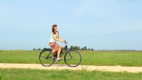Mulher andando de bicicleta — Vídeo de Stock