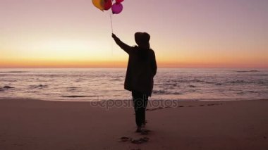 Balonlar ile yürüyen kadın