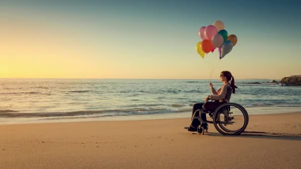 Happy woman on the beach holding ballons — Stock Video